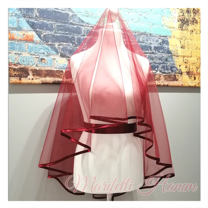 Kırmızı Biyeli Duvak